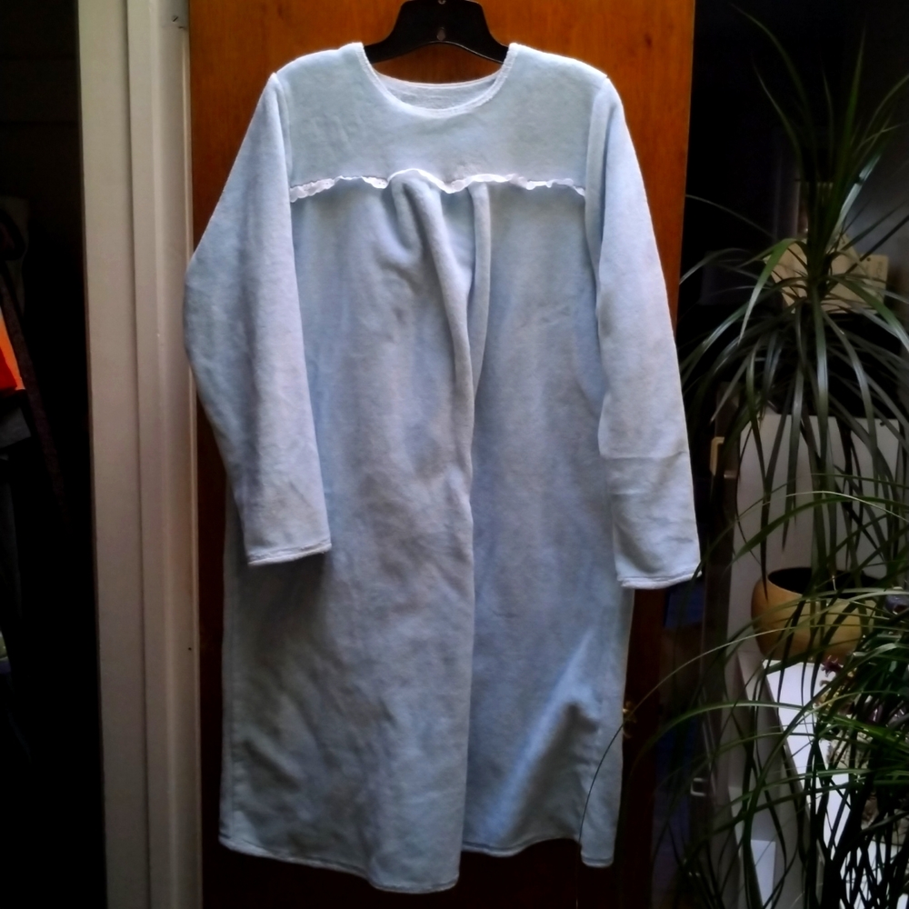 Buck & Buck So-Soft Open Back Nightgown Size M/L